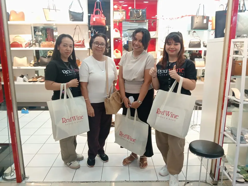 Pelanggan Red Wine di booth Thamrin City