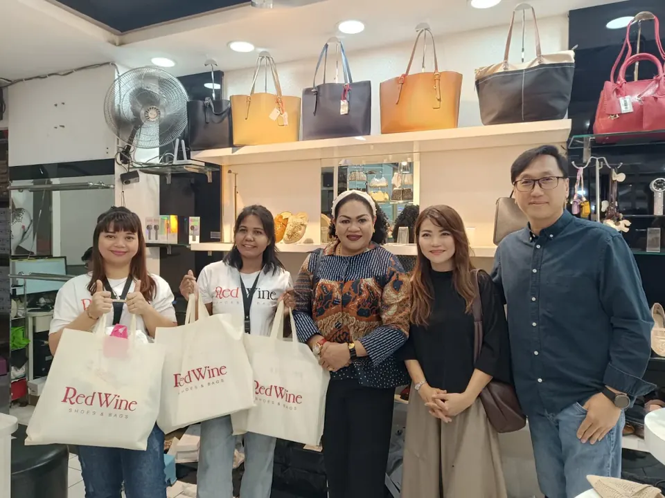 Pelanggan Red Wine di booth Thamrin City