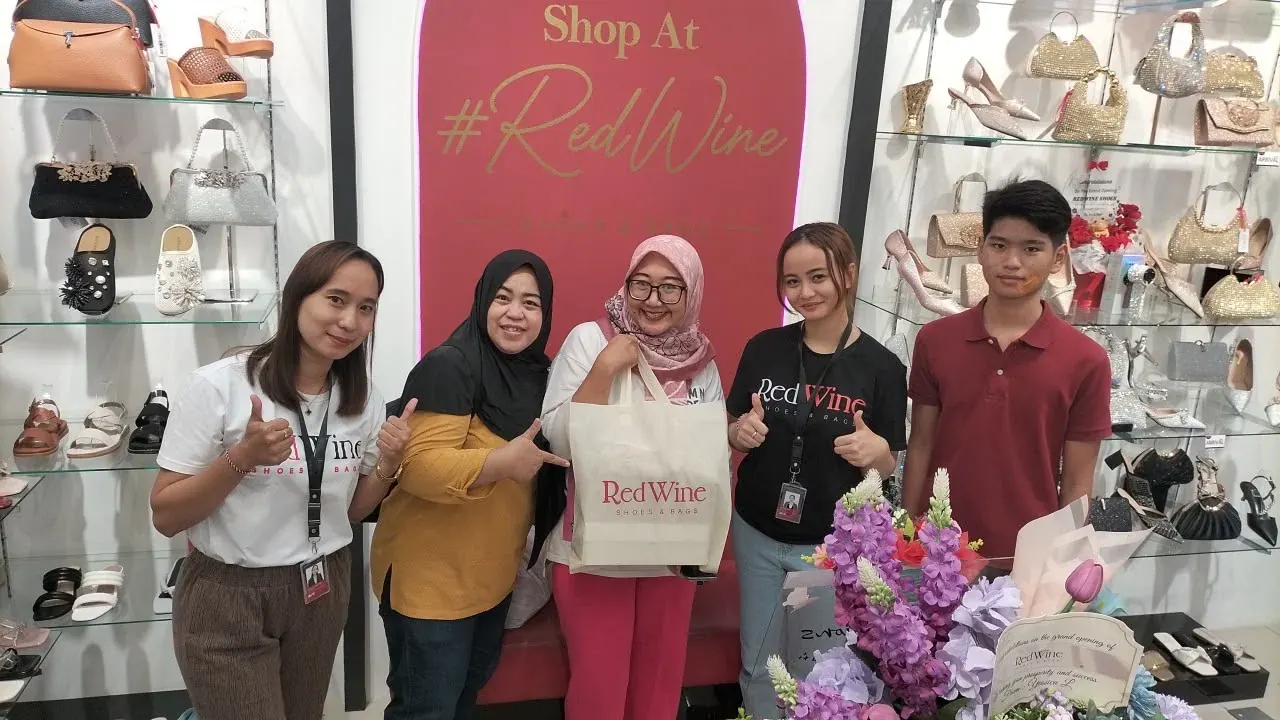 Pelanggan Red Wine di booth Thamrin City