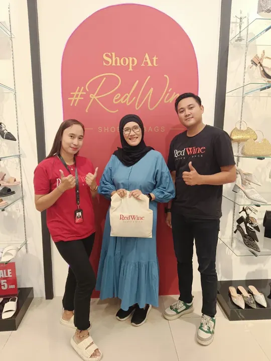Pelanggan Red Wine di booth Thamrin City