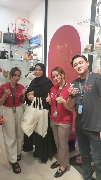 Pelanggan Red Wine di booth Thamrin City