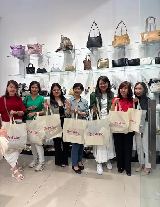 Pelanggan Red Wine di booth Thamrin City
