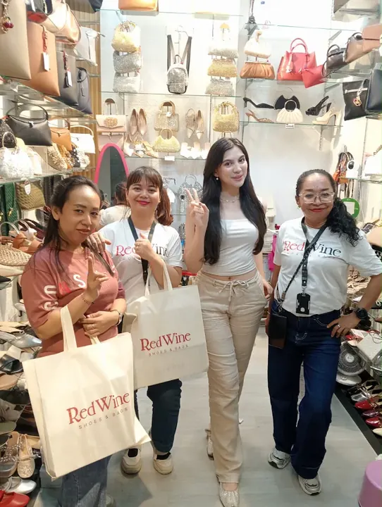 Pelanggan Red Wine di booth Thamrin City