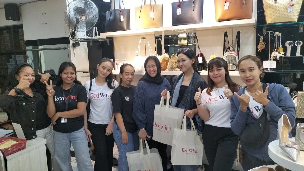 Pelanggan Red Wine di booth Thamrin City