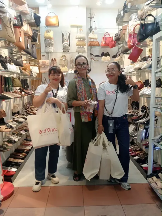 Pelanggan Red Wine di booth Thamrin City