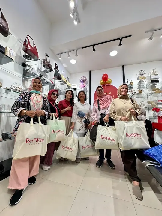 Pelanggan Red Wine di booth Thamrin City