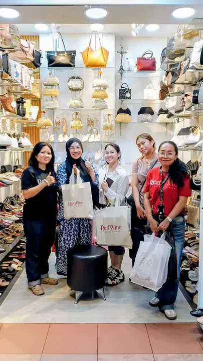 Pelanggan Red Wine di booth Thamrin City