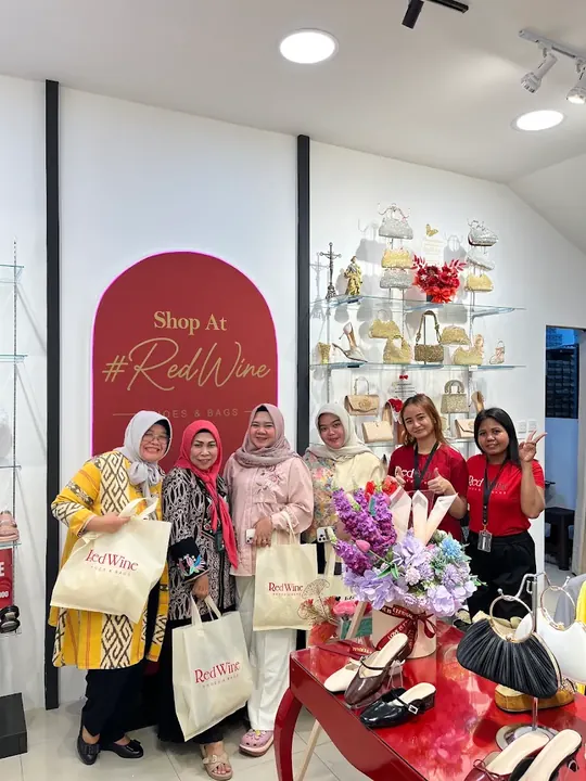 Pelanggan Red Wine di booth Thamrin City