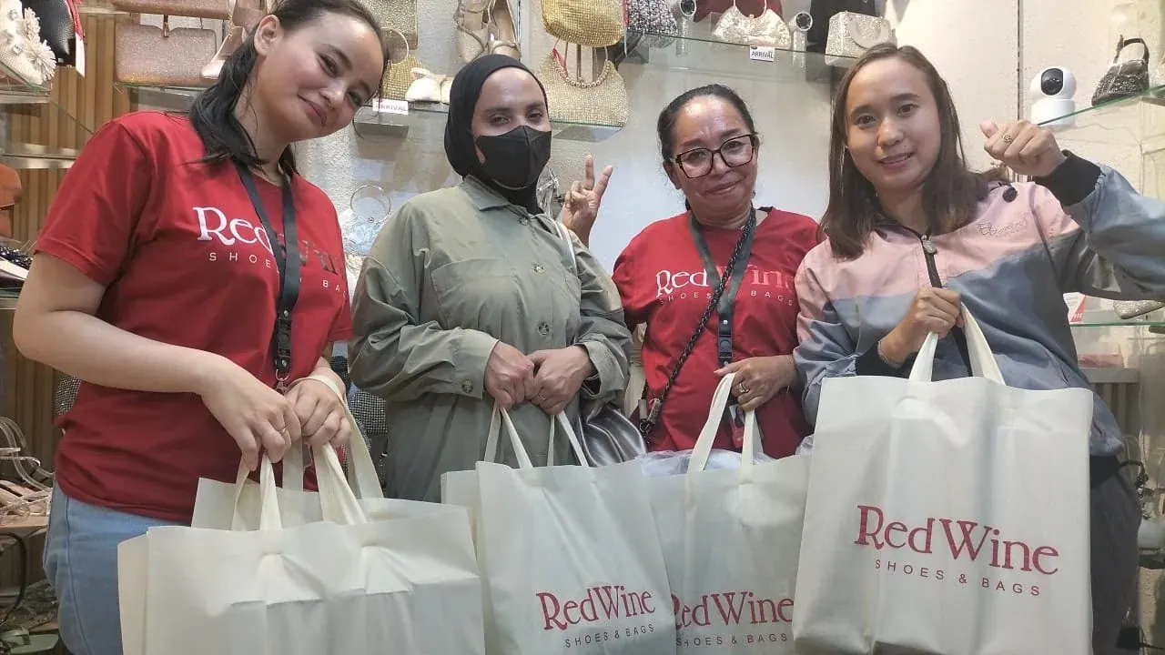 Pelanggan Red Wine di booth Thamrin City