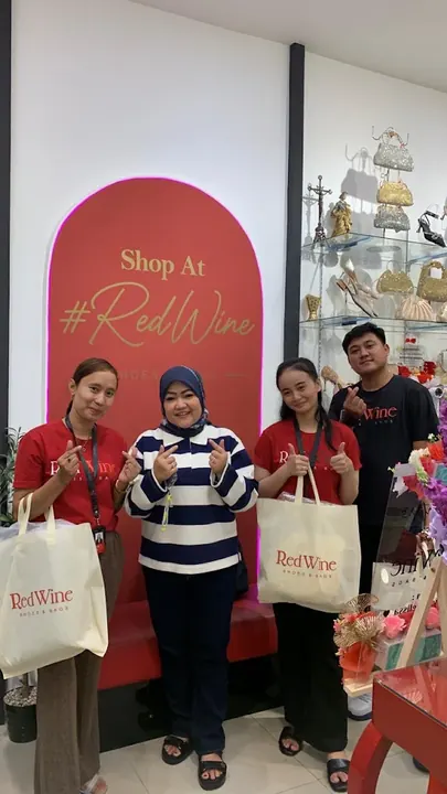 Pelanggan Red Wine di booth Thamrin City