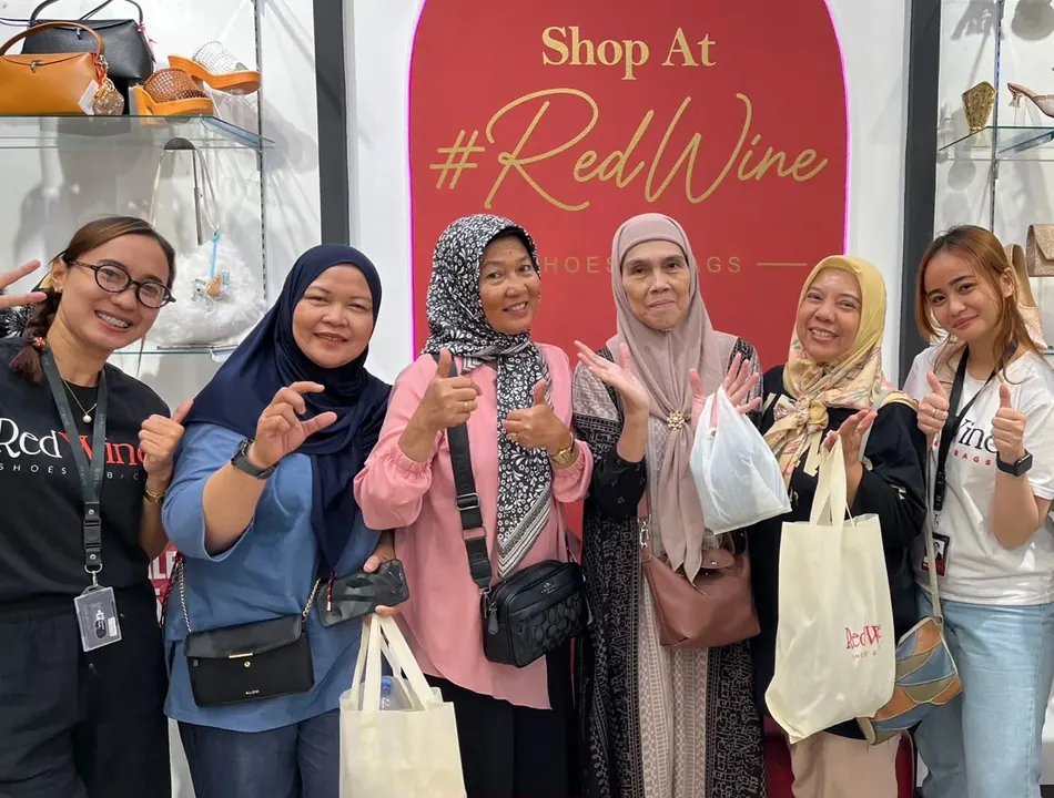 Pelanggan Red Wine di booth Thamrin City