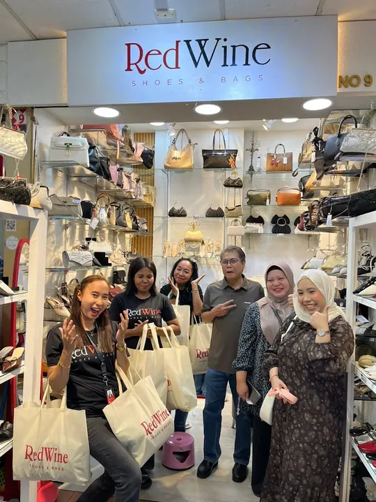 Pelanggan Red Wine di booth Thamrin City